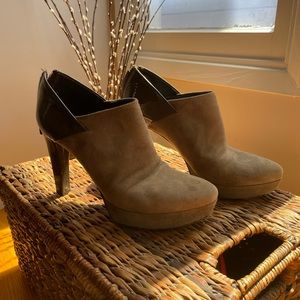 Gucci gray suede and parent leather platform booties
